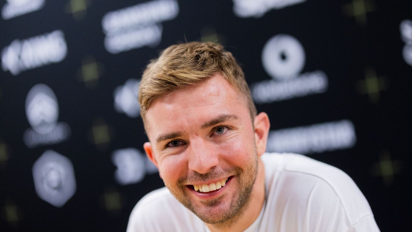 Christoph Kramers Debüt-Roman "Das Leben fing im Sommer an" wird in Düsseldorf auch als Theaterstück aufgeführt. (Archivbild) Fo