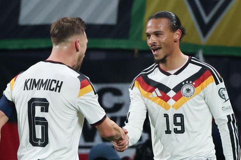 Akkurat gratuliert Joshua Kimmich dem Torschützen Leroy Sané zu dessen Tor für die DFB-Elf gegen die Slowakei