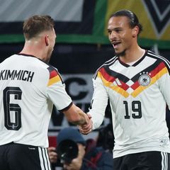 Akkurat gratuliert Joshua Kimmich dem Torschützen Leroy Sané zu dessen Tor für die DFB-Elf gegen die Slowakei