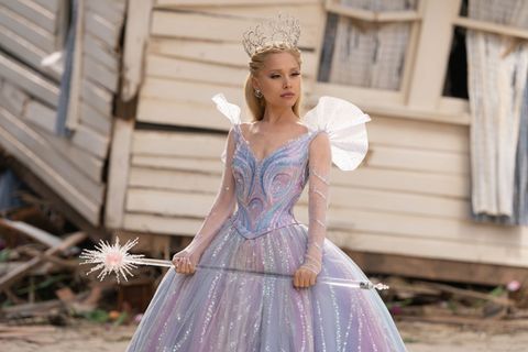 Glinda (Ariana Grande) wird von den Bewohnern von Oz als leuchtendes Vorbild verehrt.