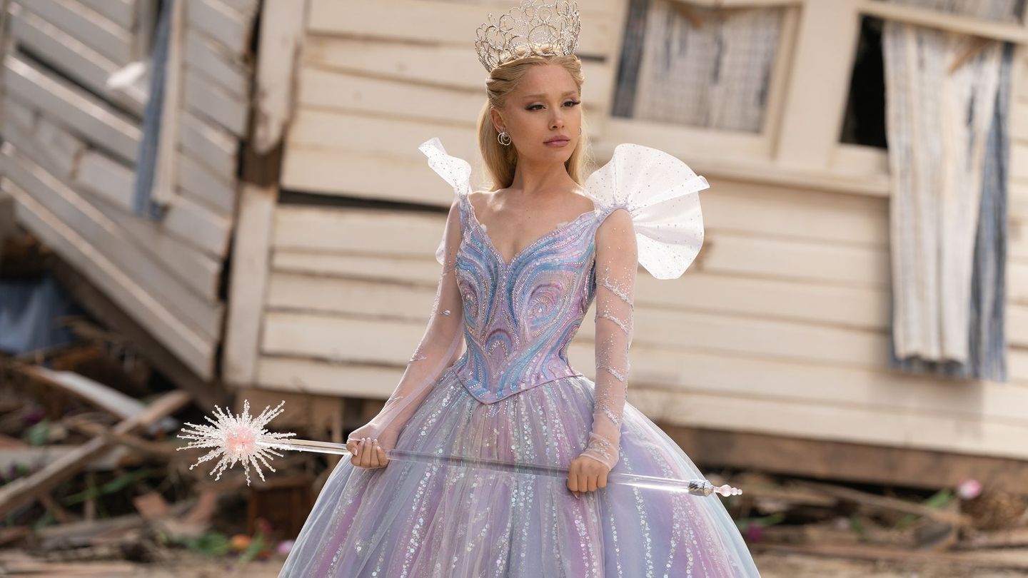 Glinda (Ariana Grande) wird von den Bewohnern von Oz als leuchtendes Vorbild verehrt.