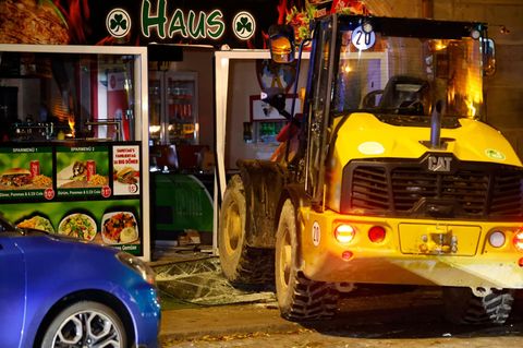 Mit dem Radlader in einen Juwelier-Geschäft und ein Grillhaus: Die Polizei begutachtet die Schäden am Tag danach.