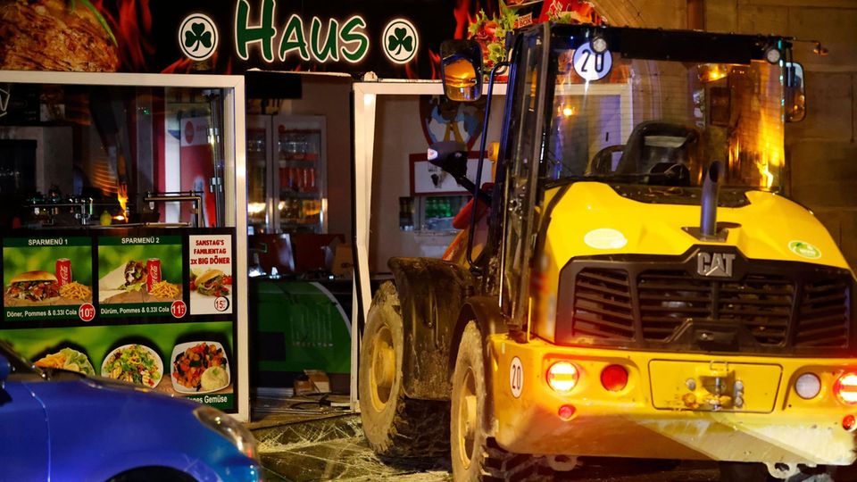 Mit dem Radlader in einen Juwelier-Geschäft und ein Grillhaus: Die Polizei begutachtet die Schäden am Tag danach.