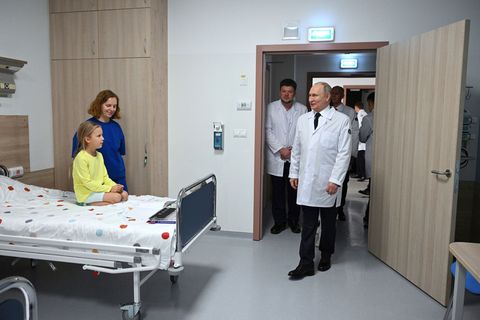 Im Ärztekittel hat sich Putin schon öfter präsentiert, als Patient lässt er sich jedoch nicht ablichten. (Archivbild) Foto: Alex