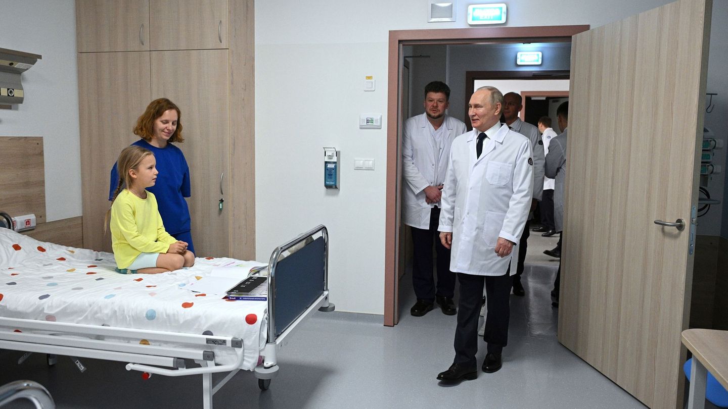 Im Ärztekittel hat sich Putin schon öfter präsentiert, als Patient lässt er sich jedoch nicht ablichten. (Archivbild) Foto: Alex