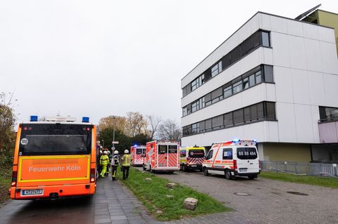 Mehrere Schüler wurden vorsorglich ins Krankenhaus gebracht. Foto: Jan Ohmen/dpa