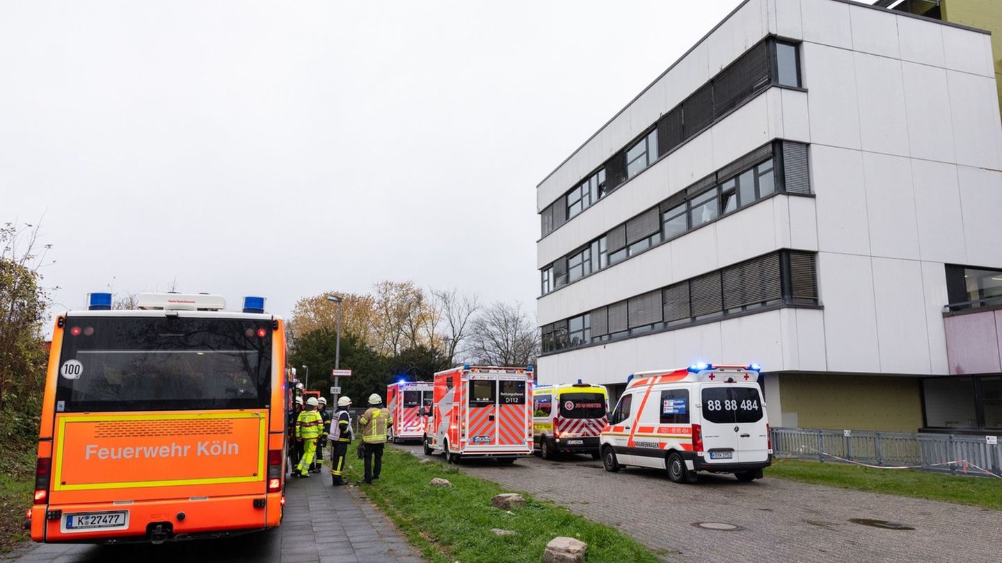 Mehrere Schüler wurden vorsorglich ins Krankenhaus gebracht. Foto: Jan Ohmen/dpa