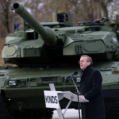 Verteidigungsminister Bois Pistorius bei der Präsentation des neuen Leopard 2 A8. Foto: Sven Hoppe/dpa