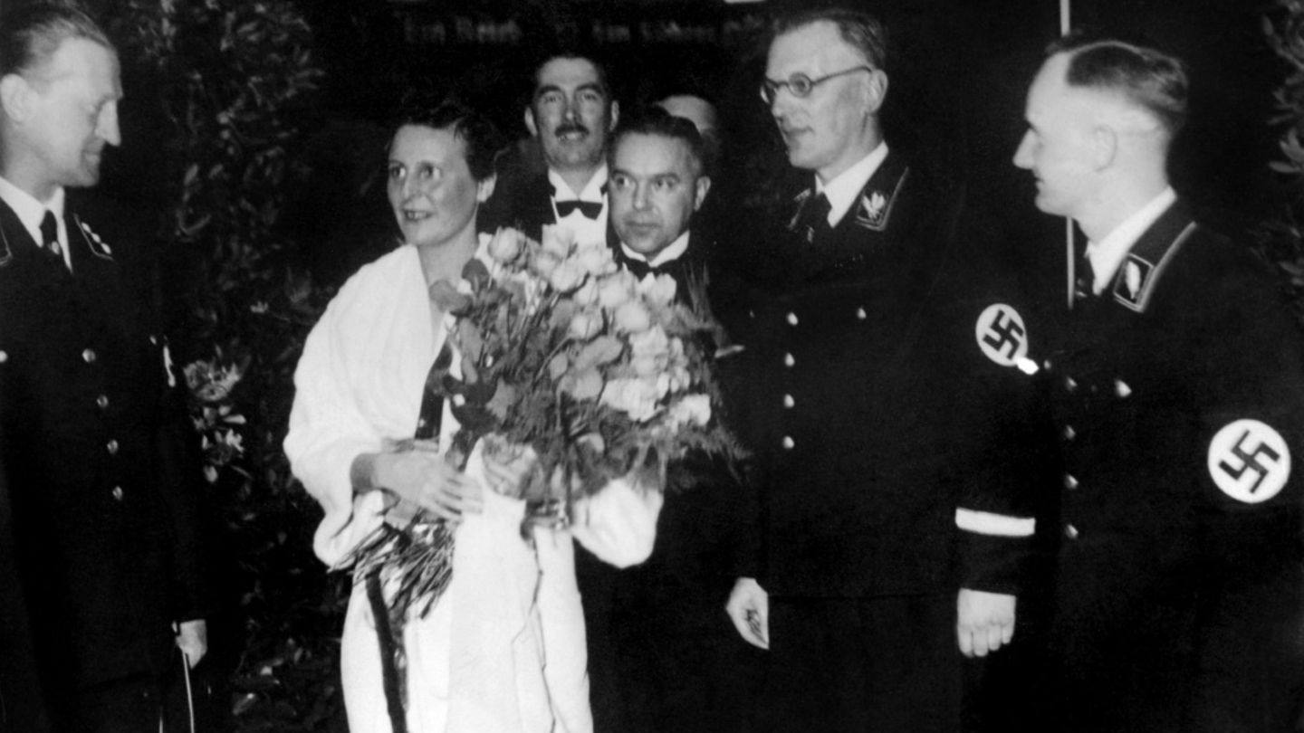 Leni Riefenstahl mit NS-Funktionären