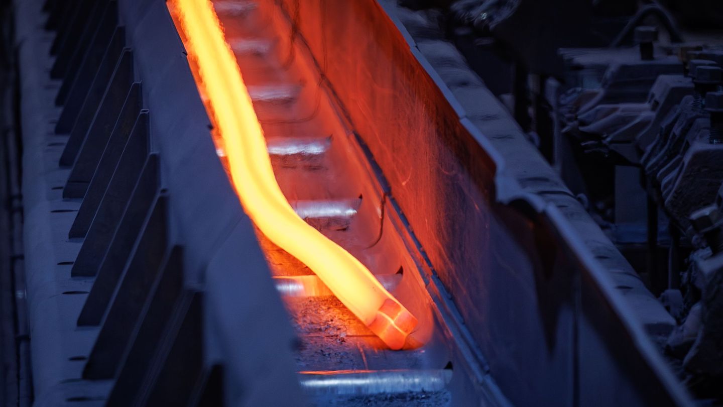 Mehr als 20 Millionen Euro hat der Stahlhersteller Georgsmarienhütte in eine neue Walzanlage investiert. Foto: Friso Gentsch/dpa