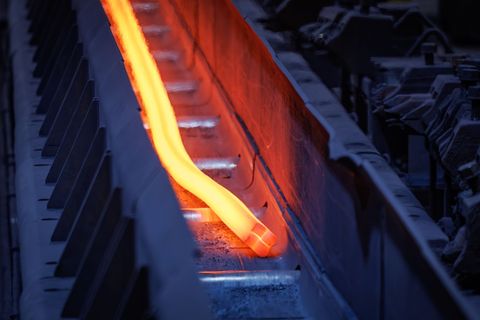 Mehr als 20 Millionen Euro hat der Stahlhersteller Georgsmarienhütte in eine neue Walzanlage investiert. Foto: Friso Gentsch/dpa