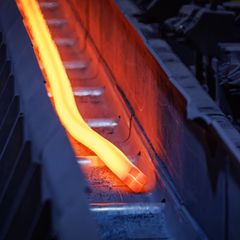 Mehr als 20 Millionen Euro hat der Stahlhersteller Georgsmarienhütte in eine neue Walzanlage investiert. Foto: Friso Gentsch/dpa