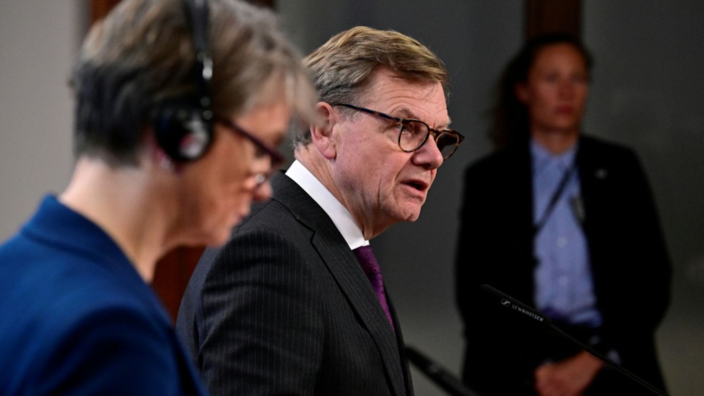 Johann Wadephul (R) und Yvette Cooper (L) in Berlin
