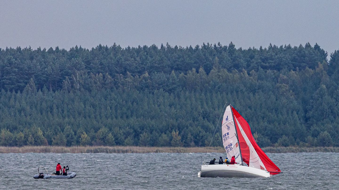 Auf dem Geierswalder See ist ein Mann über Bord gegangen. (Symbolbild) Foto: Frank Hammerschmidt/dpa