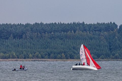 Auf dem Geierswalder See ist ein Mann über Bord gegangen. (Symbolbild) Foto: Frank Hammerschmidt/dpa