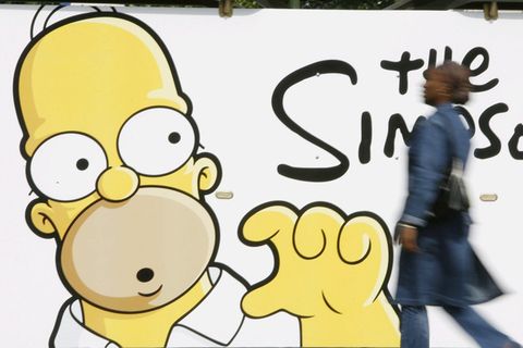 Frau geht an einem "Simpsons"-Plakat vorbei