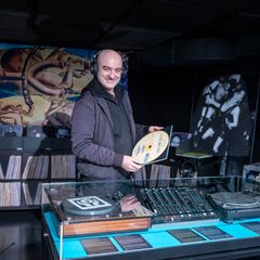 Die Ausstellung "OMEN Club Frankfurt 1988–1998 – New Electronic Ecstasy" ist nun im Museum of Modern Electronic Music in Frankfu