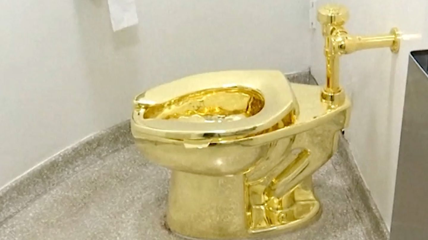 Anspielung auf Trump: Gold-Klo "America" für irrwitzige Millionensumme versteigert