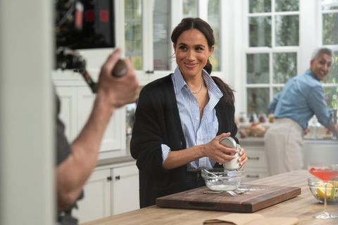 Herzogin Meghan backt, kocht und bastelt auch im Weihnachtsspecial von "With Love, Meghan" mit Freunden.