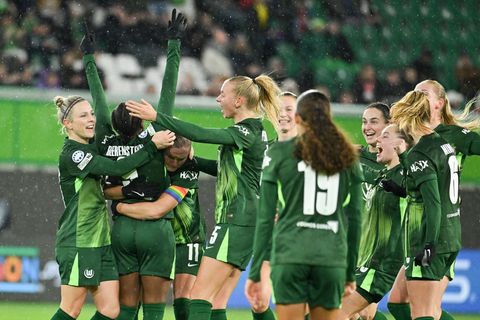 Wolfsburger Jubel in der Champions League. Im Mittelpunkt: Torschützin Lineth Beerensteyn. Foto: Swen Pförtner/dpa