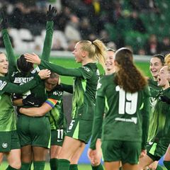 Wolfsburger Jubel in der Champions League. Im Mittelpunkt: Torschützin Lineth Beerensteyn. Foto: Swen Pförtner/dpa
