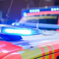 Der 32-jährige Fahrer des Transporters wurde mit lebensgefährlichen Verletzungen ins Krankenhaus gebracht. (Symbolfoto) Foto: Ju