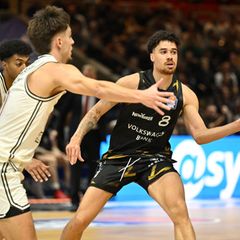 Im Europe Cup ausgeschieden: Joshua Obiesie (r) und die Löwen Braunschweig. Foto: Swen Pförtner/dpa