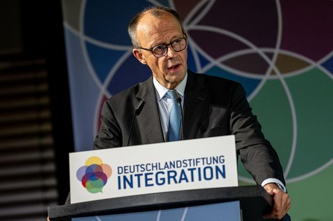 Friedrich Merz hält eine Rede am Pult der Deutschlandstiftung Integration