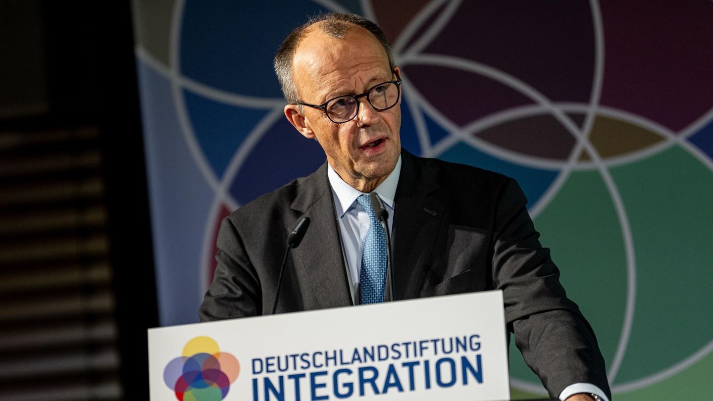 Friedrich Merz hält eine Rede am Pult der Deutschlandstiftung Integration