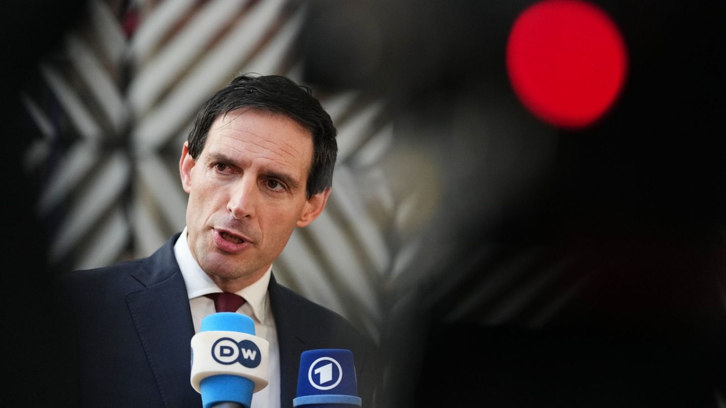 Hoekstra kündigt an, dass die EU auf dem Klimagipfel für mehr Ehrgeiz kämpfen will. Foto: Virginia Mayo/AP/dpa