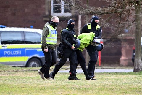 Eine Woche nach der Tat ließ die Bundesanwaltschaft den Tatverdächtigen in Karlsruhe vorführen. (Archivbild) Foto: Uli Deck/dpa