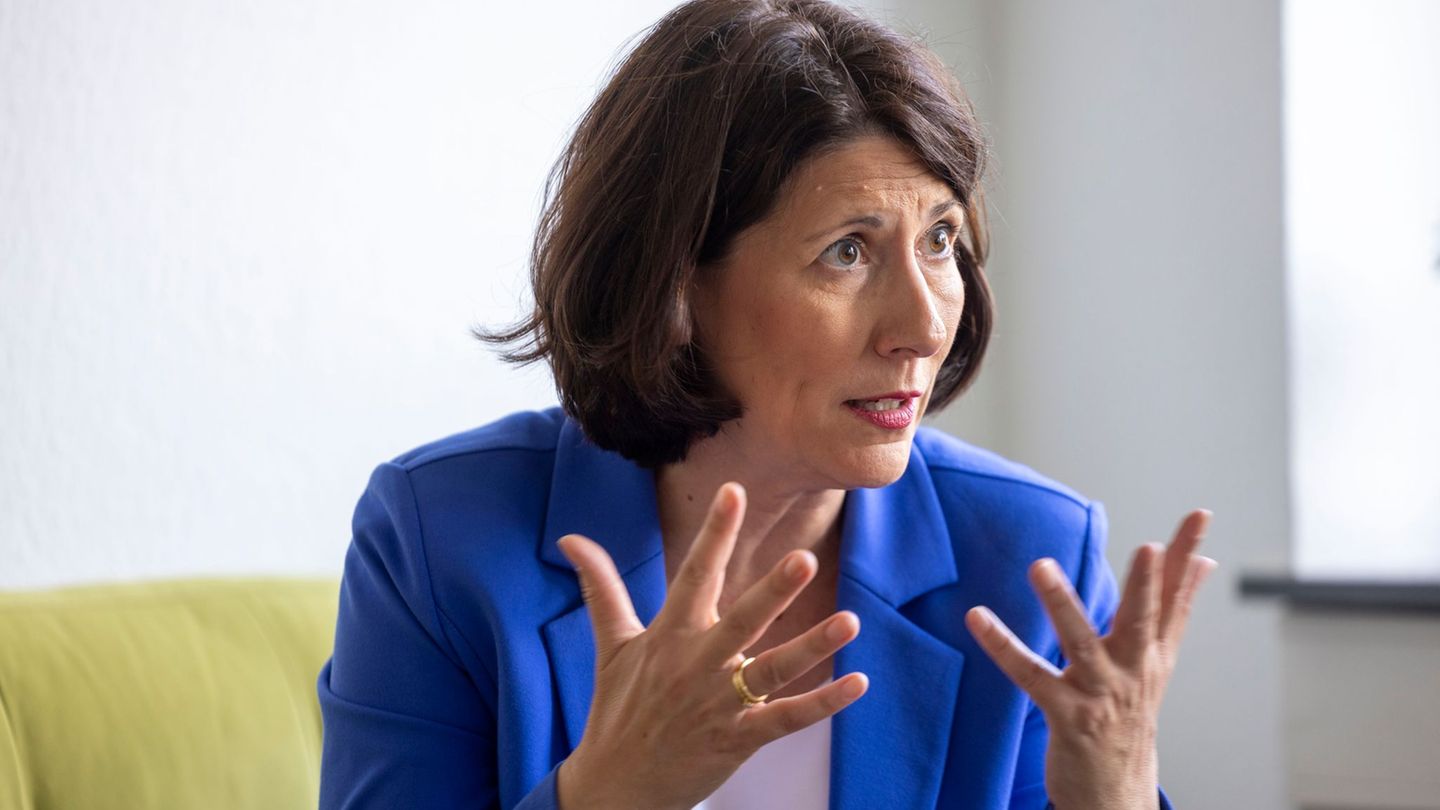 Die rheinland-pfälzische Weinbauministerin Daniela Schmitt (FDP) arbeitet an Auswegen aus der Weinbaukrise. (Archivfoto) Foto: H