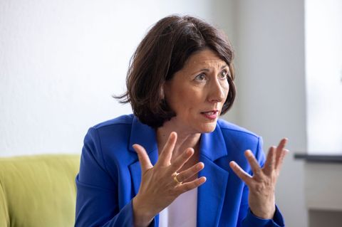 Die rheinland-pfälzische Weinbauministerin Daniela Schmitt (FDP) arbeitet an Auswegen aus der Weinbaukrise. (Archivfoto) Foto: H