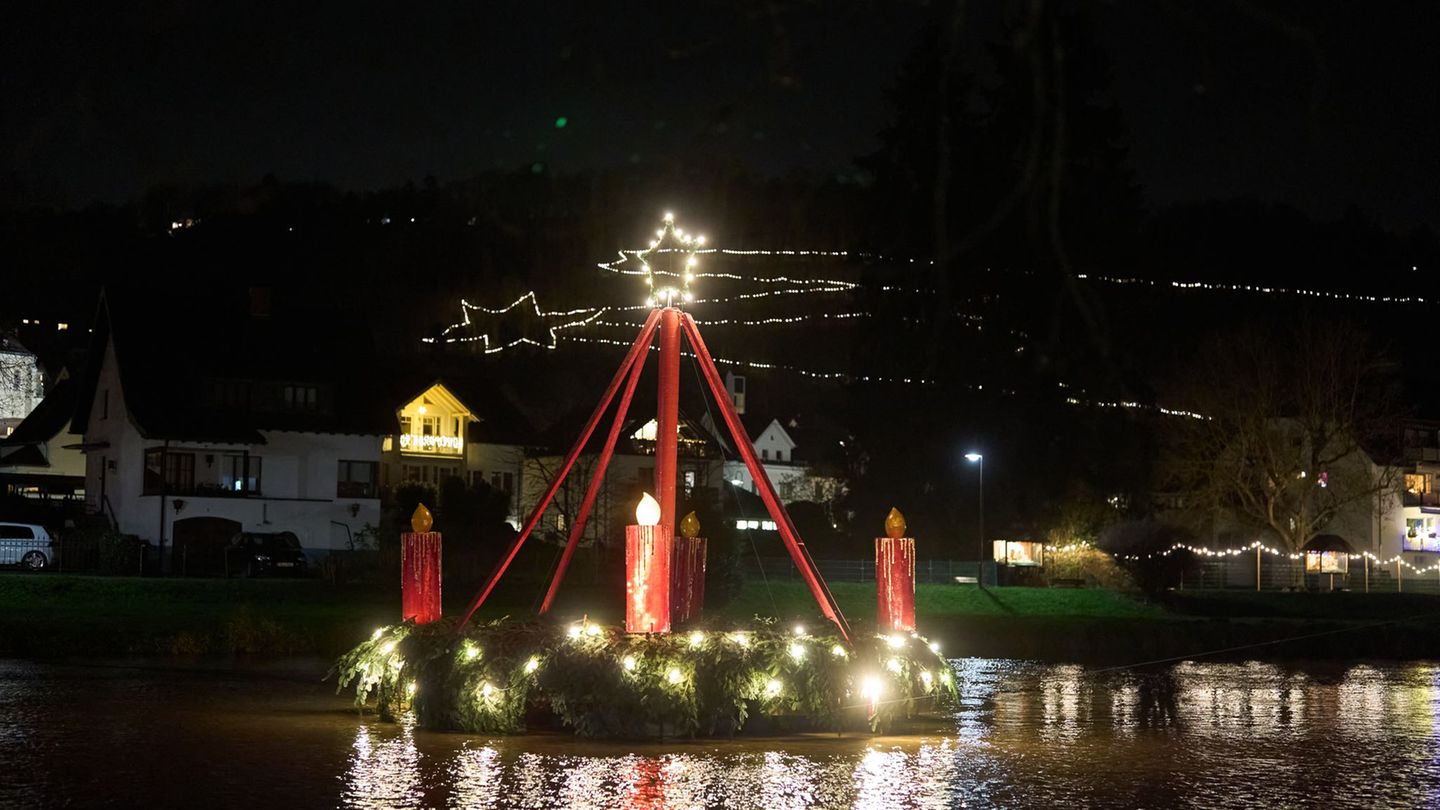 In der Weihnachtszeit wird aus dem Ort Waldbreitbach ein ganzes Weihnachtsdorf - auch auf dem Wasser. (Archivbild) Foto: Thomas