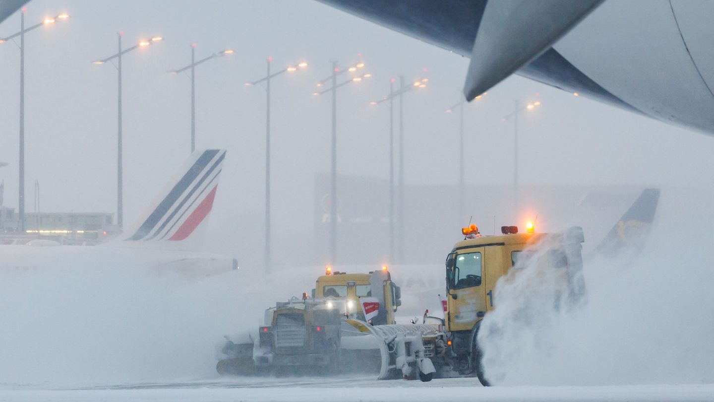 Der Winterdienst an Flughäfen hat teils ununterbrochen zu tun. (Archivbild) Foto: Daniel Karmann/dpa