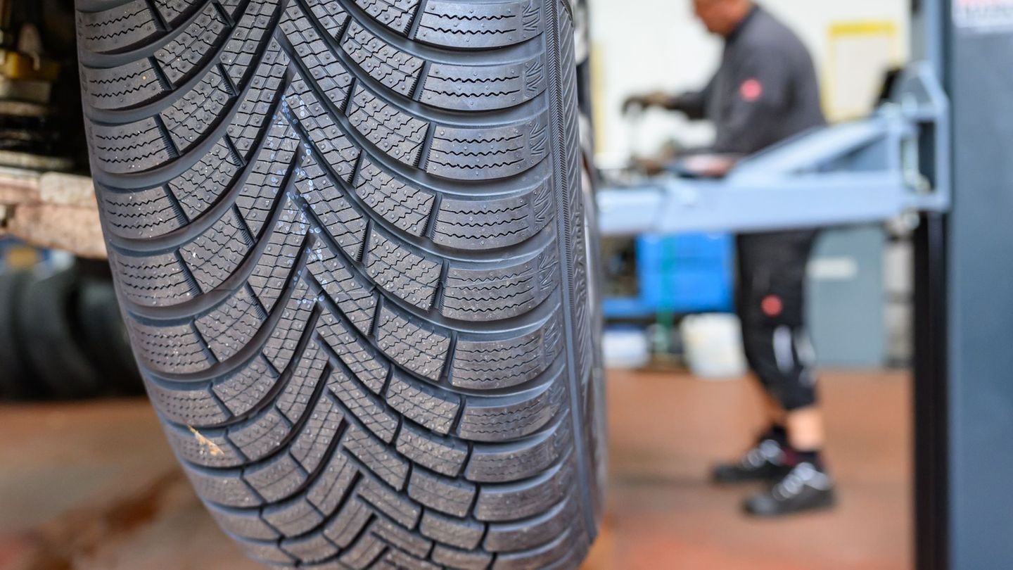 Autofahrer, die sich das regelmäßige Wechseln von Sommer- und Winterreifen sparen wollen, können sich für Ganzjahresreifen entsc