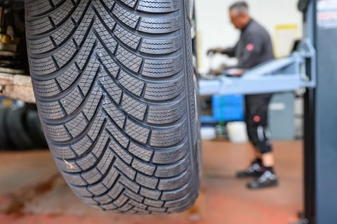 Autofahrer, die sich das regelmäßige Wechseln von Sommer- und Winterreifen sparen wollen, können sich für Ganzjahresreifen entsc
