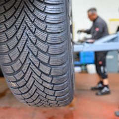 Autofahrer, die sich das regelmäßige Wechseln von Sommer- und Winterreifen sparen wollen, können sich für Ganzjahresreifen entsc
