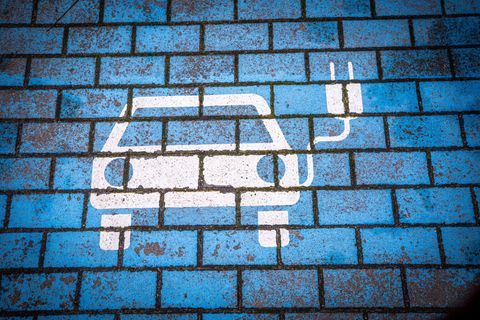 Wo und wie Elektroautos geladen werden können, spielt für ihre Verbreitung eine wichtige Rolle. (Archivbild) Foto: Jens Büttner/