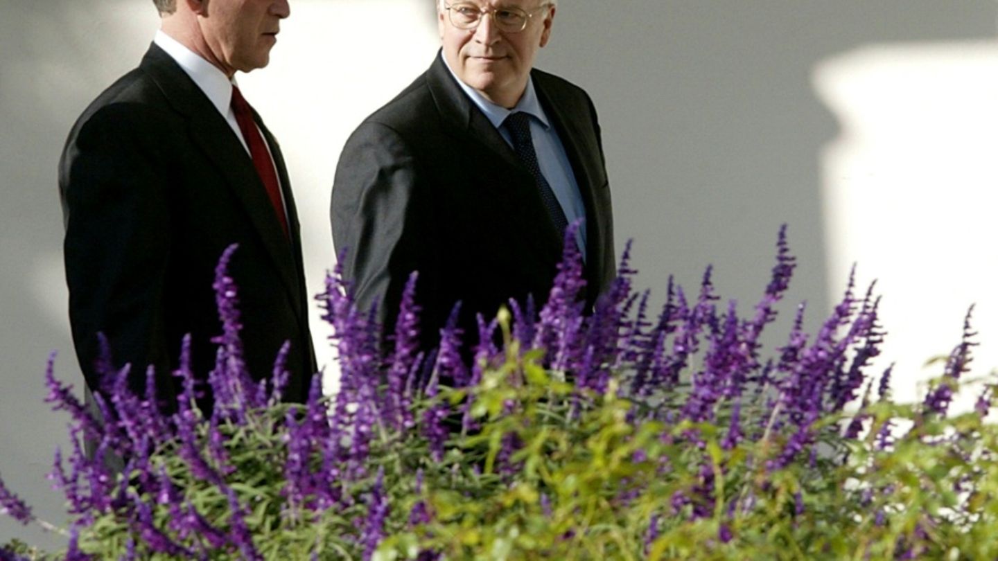 Cheney (r.) mit dem früheren Präsidenten George W. Bush