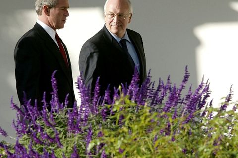 Cheney (r.) mit dem früheren Präsidenten George W. Bush