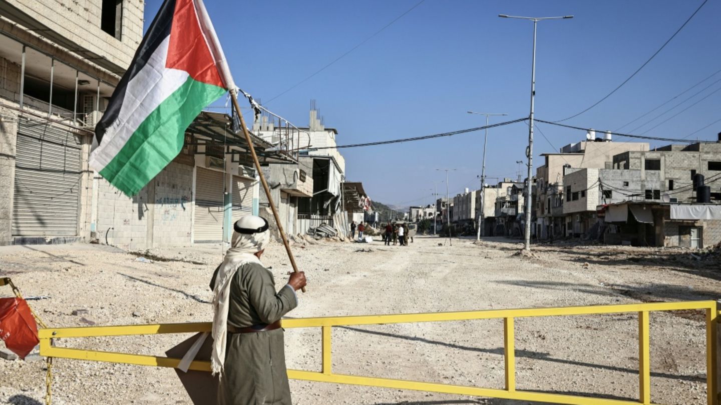 Mann mit palästinensischer Flagge im Westjordanland
