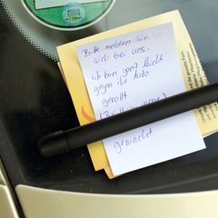 Ein Zettel hinter der Windschutzscheibe reicht laut ADAC nicht aus, um sich bei einem Unfall korrekt zu verhalten. (Symbolbild)