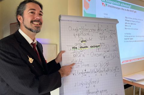 Es gibt immer mehr ins Klingonisch übersetzte Bücher. (Archivbild) Foto: Birgit Reichert/dpa