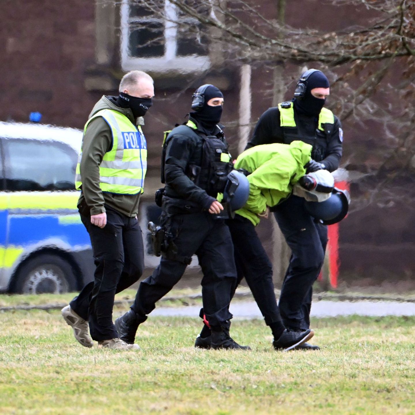 Eine Woche nach der Tat ließ die Bundesanwaltschaft den Tatverdächtigen in Karlsruhe vorführen. (Archivbild) Foto: Uli Deck/dpa