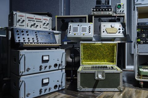 Mehr als 450 Stücke aus dem Nachlass von Florian Schneider wurden versteigert. Foto: Julien's Auctions/dpa