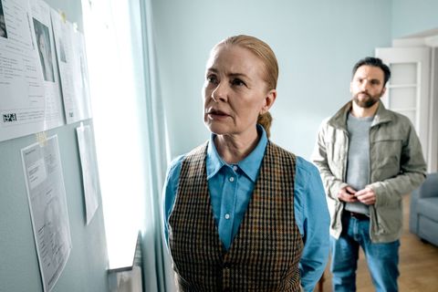 Die "Füchsin" (Lina Wendel) beim Blick auf erste Recherche-Ergebnisse von Youssef. Foto: Martin Rottenkolber/WDR Kommunikation/R