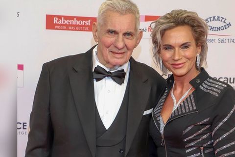 Schauspieler Heinz Hoenig mit Ehefrau Annika auf dem roten Teppich in Hamburg.