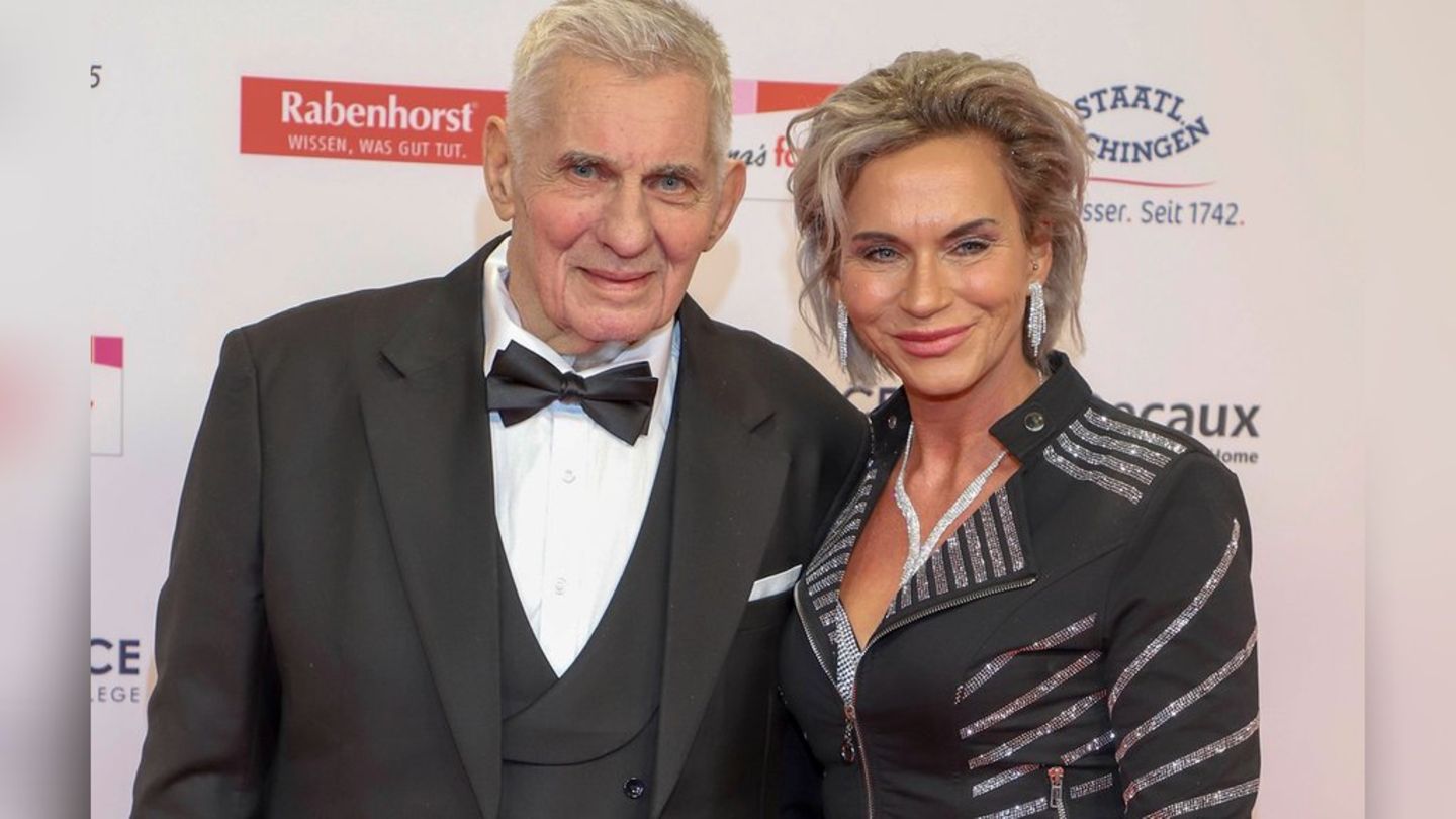 Schauspieler Heinz Hoenig mit Ehefrau Annika auf dem roten Teppich in Hamburg.