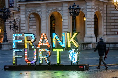 Wegen Schnee- und Regenschauern wird es in den nächsten Tagen in Hessen glatt. Foto: Andreas Arnold/dpa